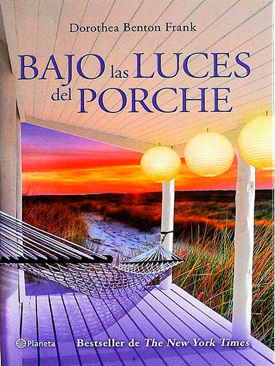 Bajo las luces del porche