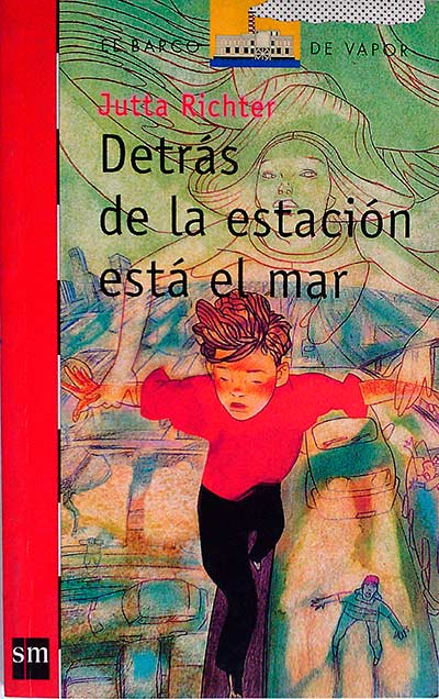 Detrás de la estación está el mar
