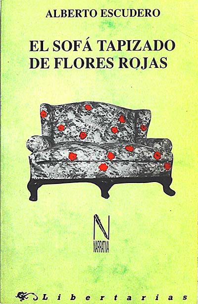 El sofá tapizado de flores rojas