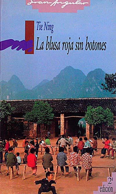 La blusa roja sin botones