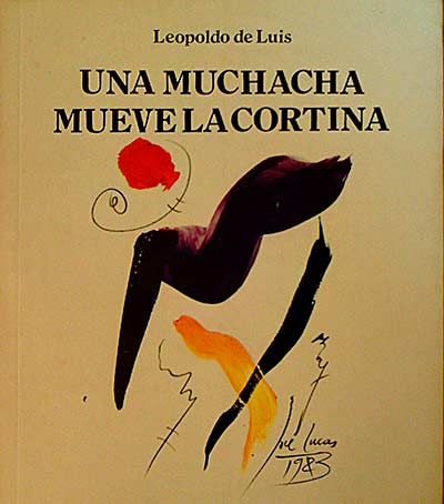 Una muchacha mueve la cortina